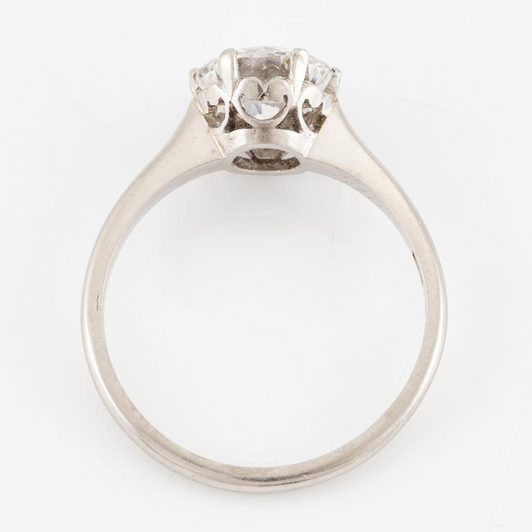 A ring in platinum with a round brilliant-cut diamond.