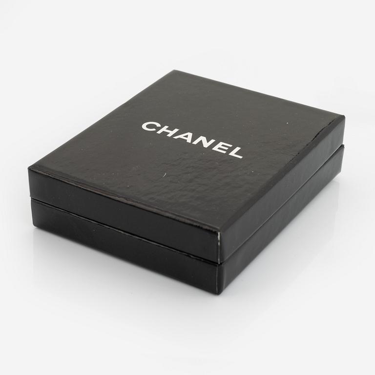 Chanel, a pair of gold tone clip-on earrings.