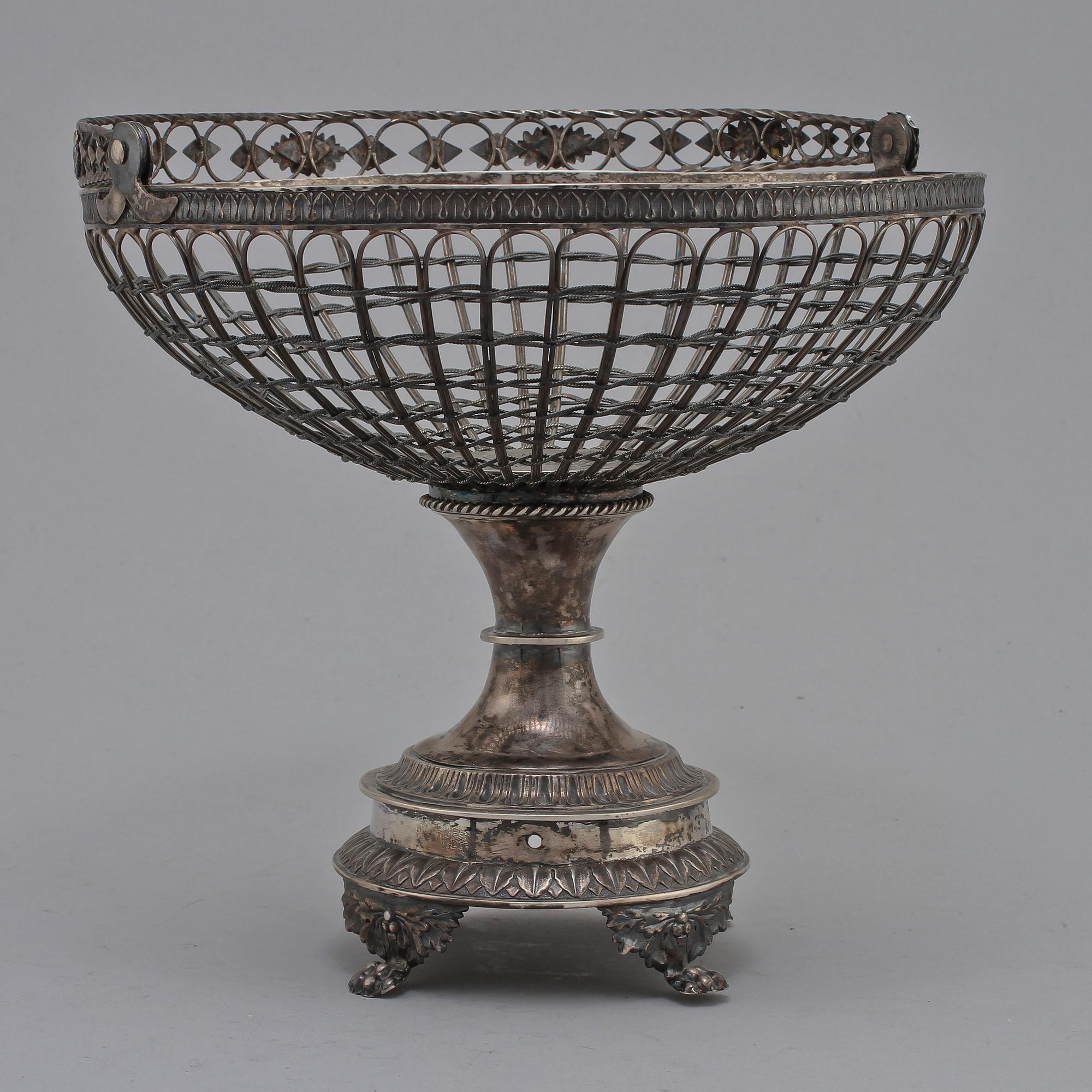 GALLERSKÅL PÅ FOT, silver, Carl Petter Lampa, Stockholm, 1828. Vikt 560 g.