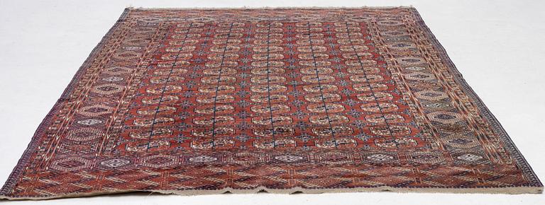 Huvudmatta Tekke Turkmen antik ca 328x232 cm.