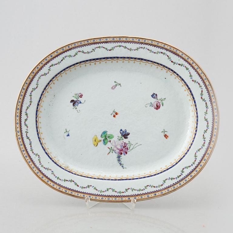 An export porcelain serving dish, China, Jiaqing (1796-1820).