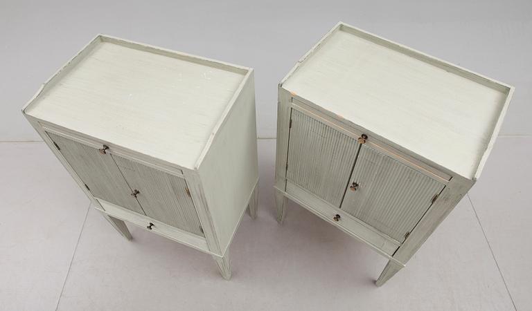 SÄNGBORD, 1 par, gustaviansk stil, 1900-talets andra hälft.