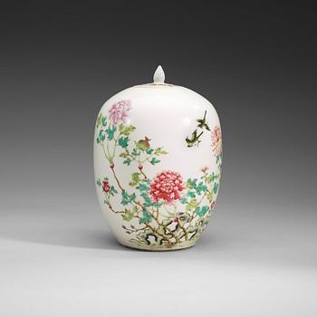 A famille rose vase with cover, late Qing dynasty.