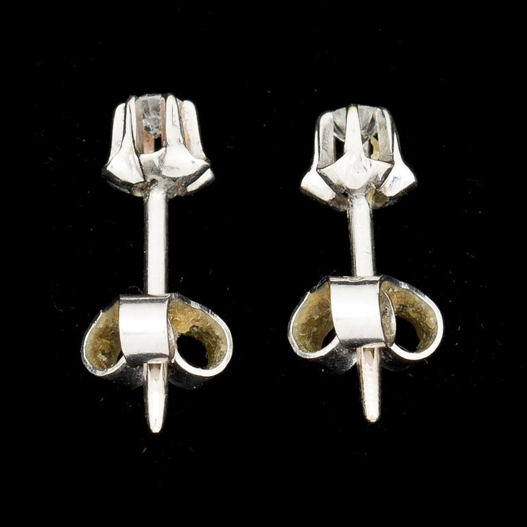 ÖRHÄNGEN, ett par, 18k vitguld, briljantslipade diamanter, ca 0,10ct. Vikt ca 1g.