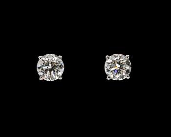 803. EARSTUDS, brilliant cut diamonds, 0.72 cts/0.71 cts J /VS.