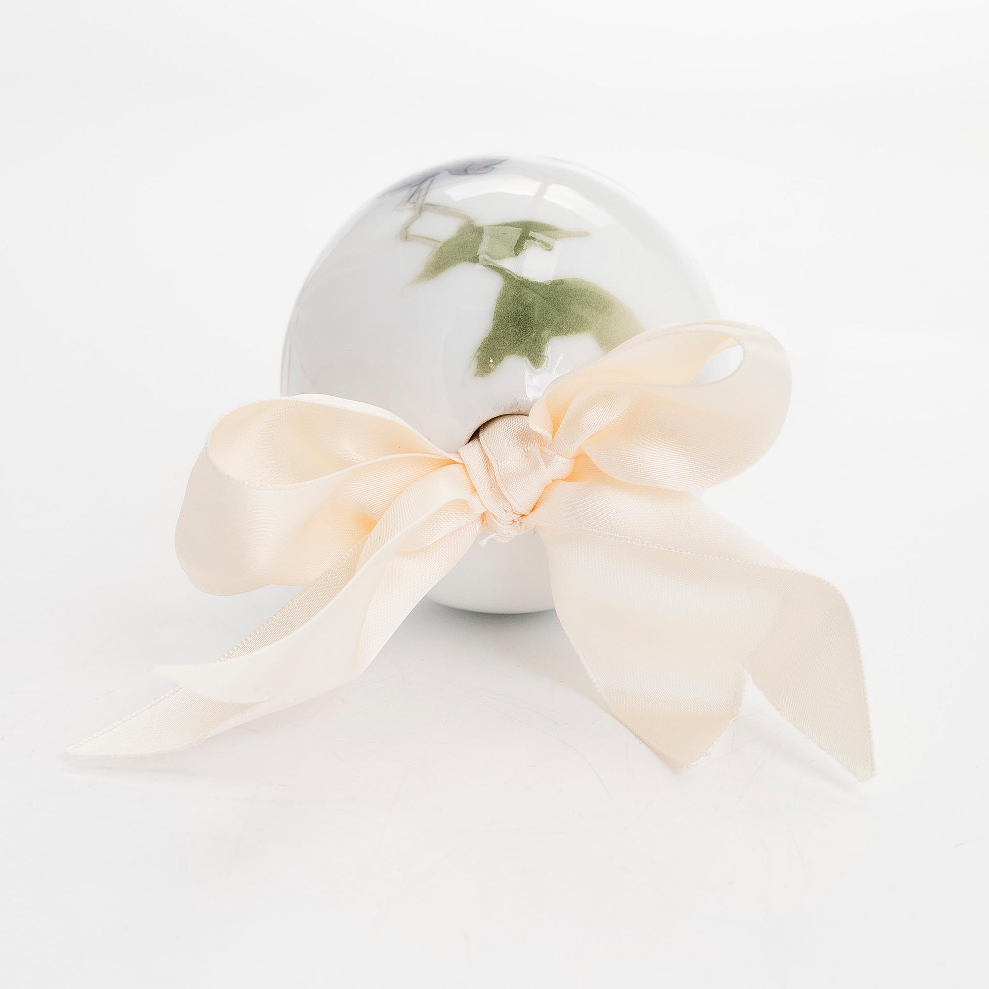 A porcelain easter egg, probably Meissen, Germany, 20th century.