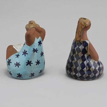 FIGURINER, 2 st, stengods,ur "ABC-flickorna", Lisa Larson, Gustavsberg. 1900-talets andra hälft.