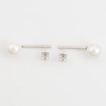 Örhängen, ett par, 18K vitguld med sötvattenpärlor och safirer.