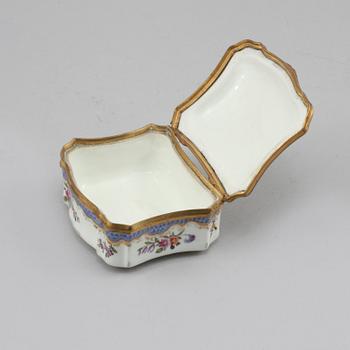 DOSA, porslin, rokokostil, Meissenlikande märke, 1800-tal.