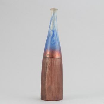 Sven Hofverberg, a set of three stoneware bowls and a vase, mid 20th Century.