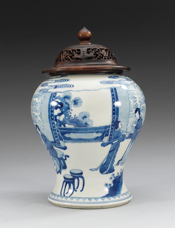 A blue and white vase, Qing dynasty, 18/19th Century.