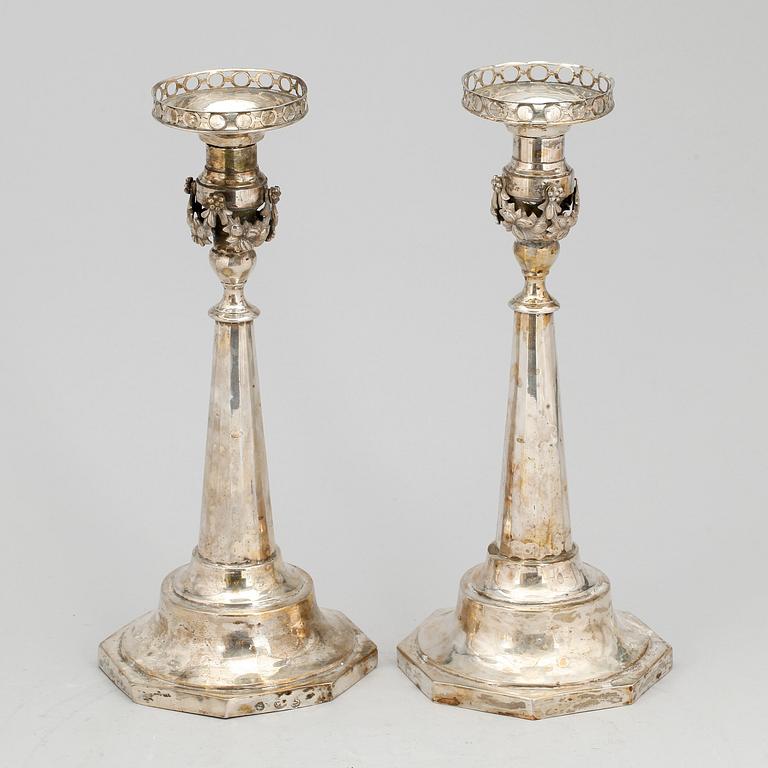 LJUSSTAKAR, ett par, silver, empire, troligen Tyskland, 1800-talets första hälft. Tot ca 737 gram.