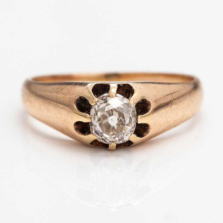 A 9K gold ring with an old-cut diamond ca. 0.44 ct.