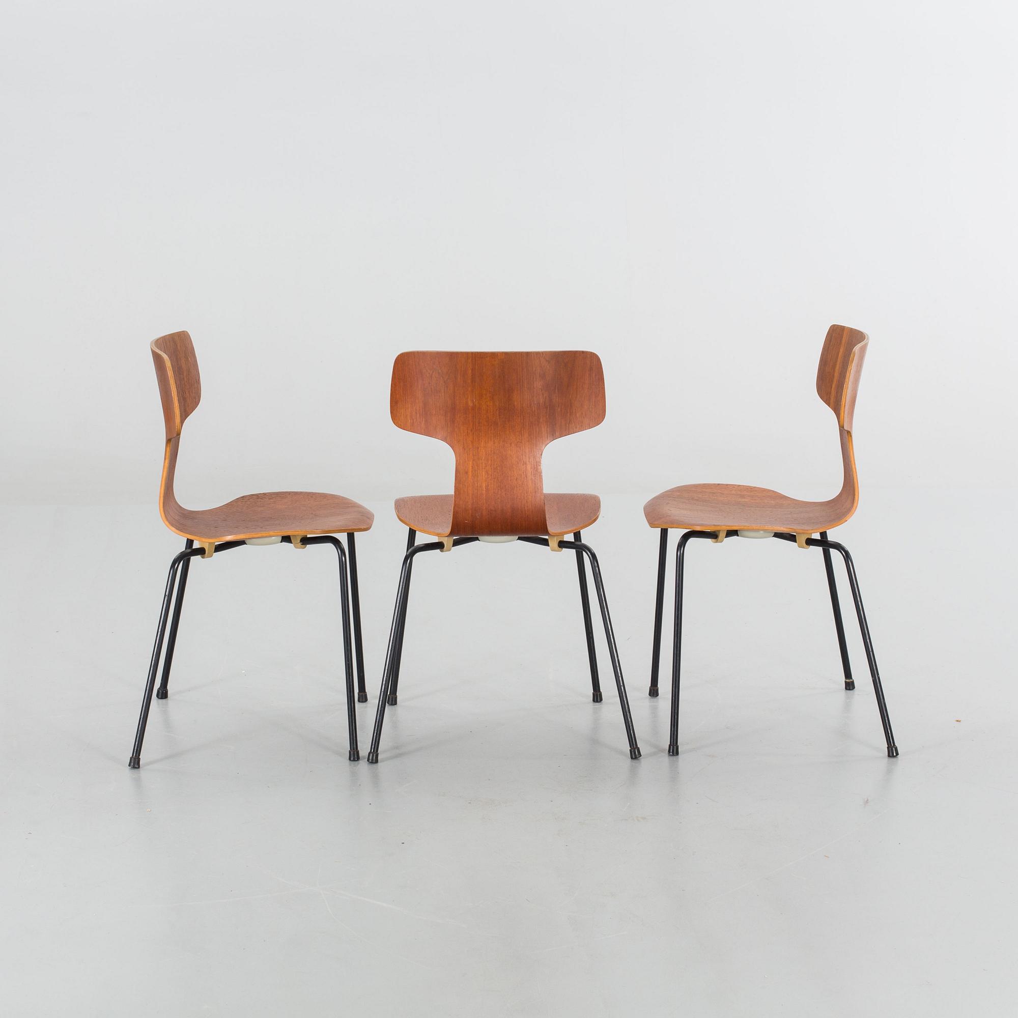 ARNE JACOBSEN, "T-stolen", 3 st, Fritz Hansen, 1967.