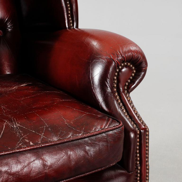 ÖRONLAPPSFÅTÖLJ, samt FOTPALL, chesterfield-modell, England, 1900-talets fjärde kvartal.