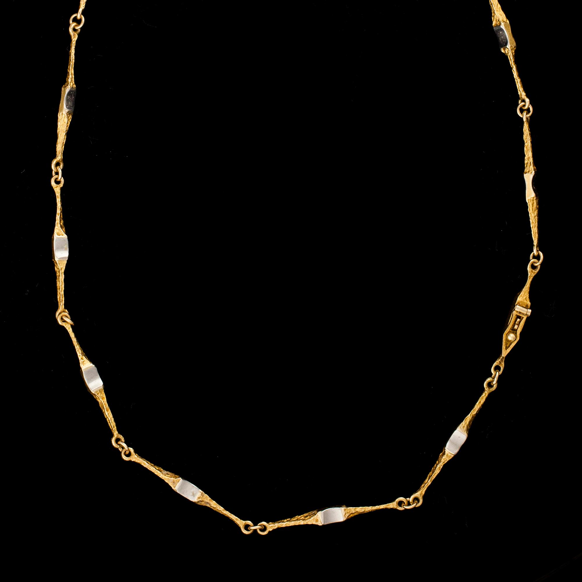 HALSSMYCKE, guld och platina, "Arabeski", Lapponia 1996. Vikt 13,5 g.