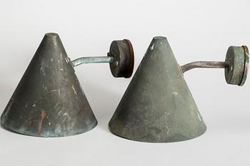 VÄGGLAMPOR, 2 st, för utomhusbruk, "Tratten", Hans Agne Jakobsson, Markaryd, 1900-talets andra hälft.