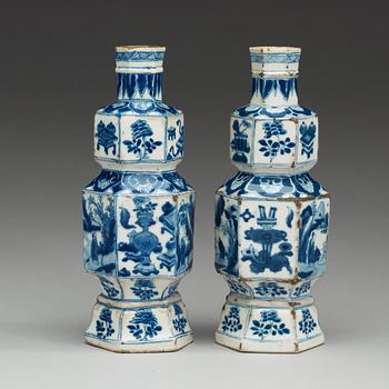 VASER, ett par, porslin. Qing dynastin, Kangxi (1662-1722).