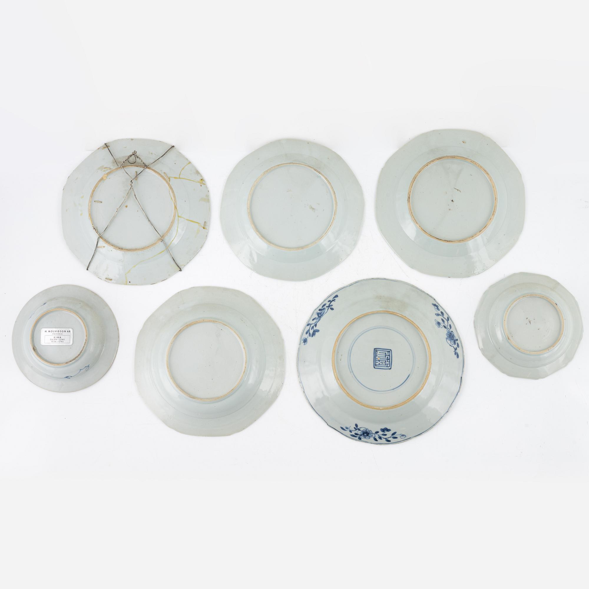 Tallrikar, 5 st, samt bärtallrikar, 2 st, porslin, Kina, Qianlong (1736-95).