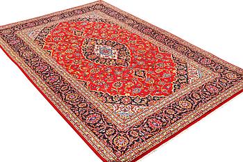 A Kashan carpet, a. 305 x 200 cm.