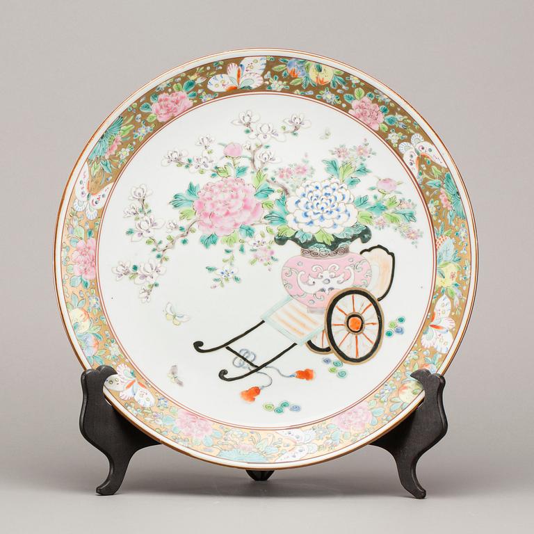 A PORCELAIN PLATE, Japan, early 20th Century.