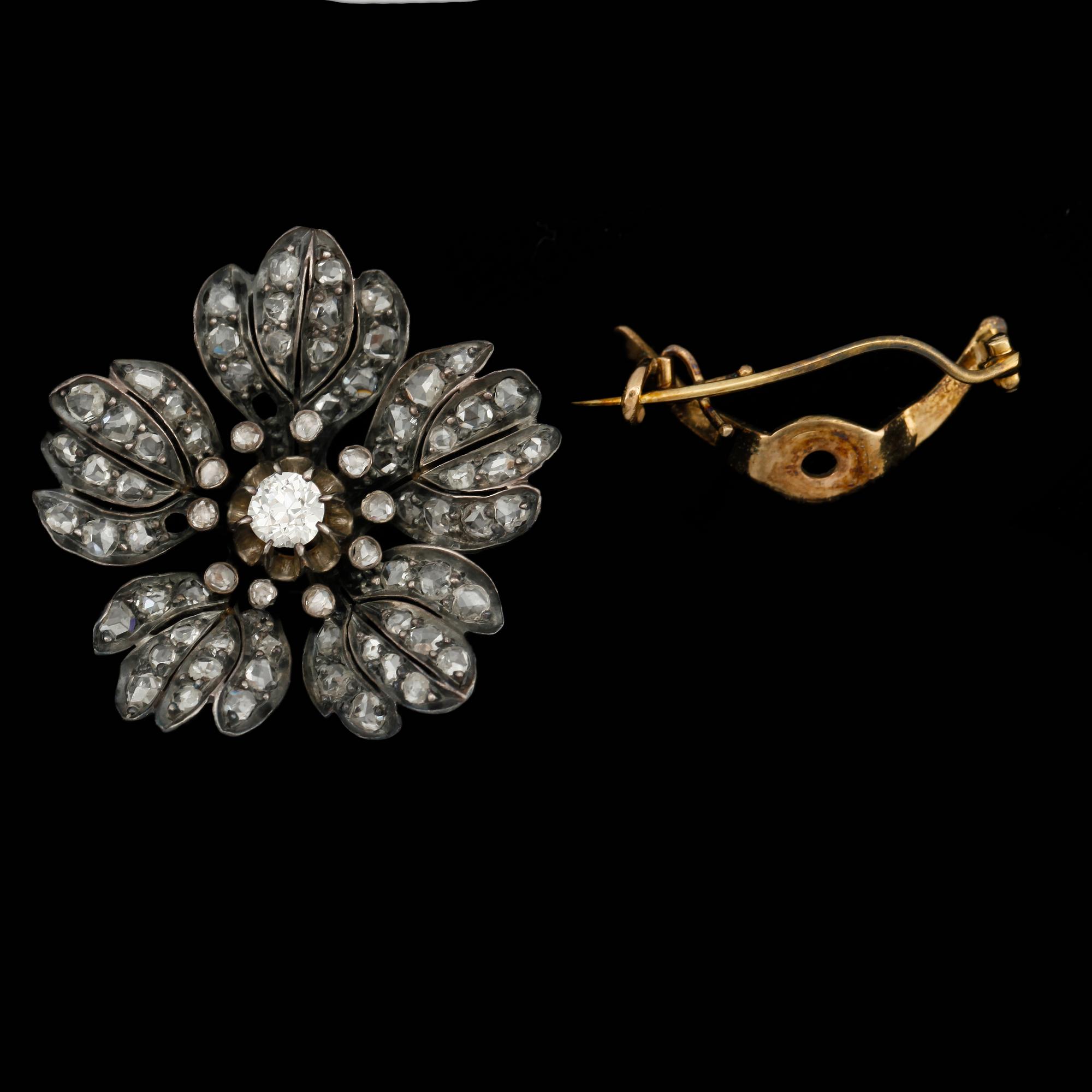HÄNGE / BROSCH, 18k guld med gammalslipad diamant ca0,35ct och ca69 rosenstenar. 1800-tal. Vikt 9,4g.