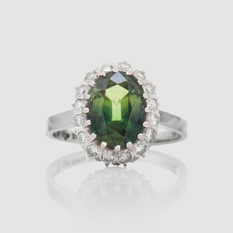 RING med gulgrön safir 3.56 ct samt åttkantsslipade  diamanter totalt ca 0.31 ct.