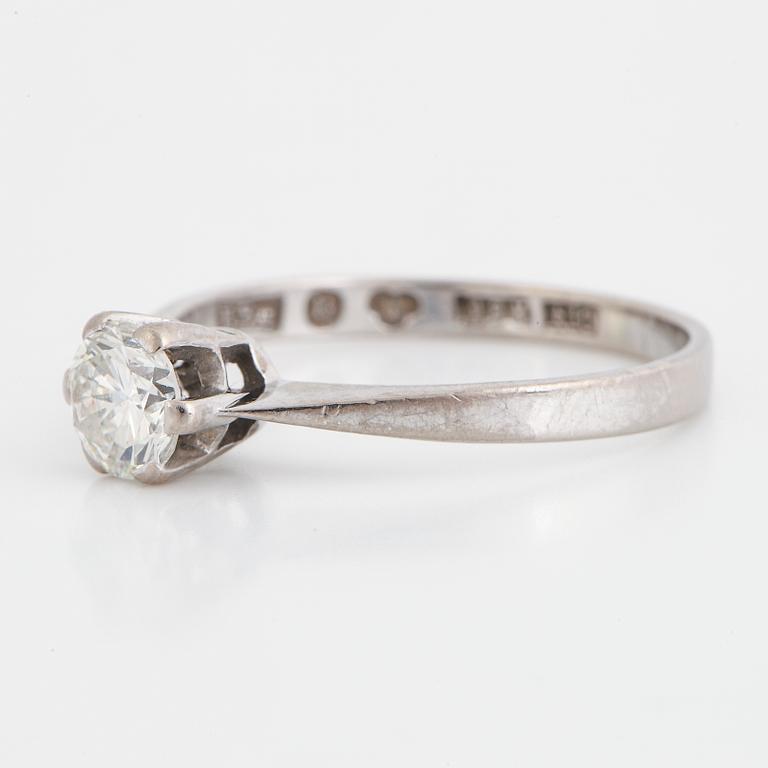 Ring 18K vitguld med en rund briljantslipad diamant 0.46 ct enligt gravyr.