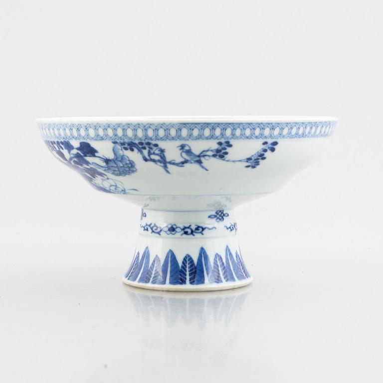 A blue and white stem cup, China, late Qing dynasty/early 20th century.