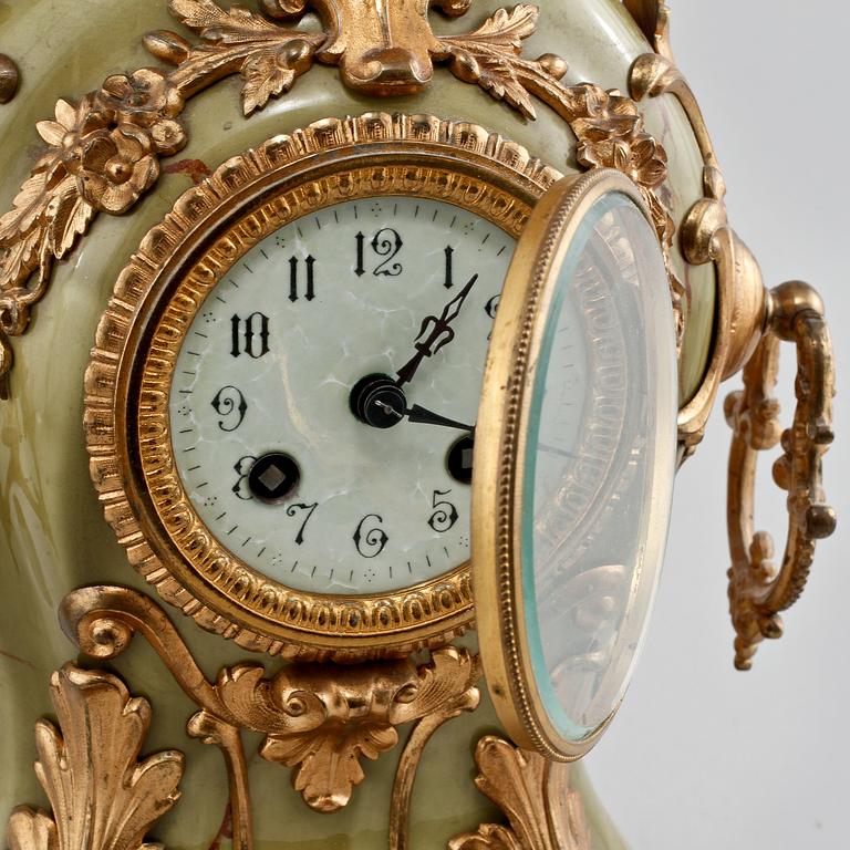 BORDSGARNITYR, Louis XV-stil, omkring 1900.