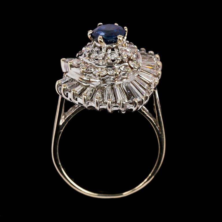 RING, blue sapphire, app 1 cts, brilliant cut and baguette cut diamonds, tot. app. 2 cts.