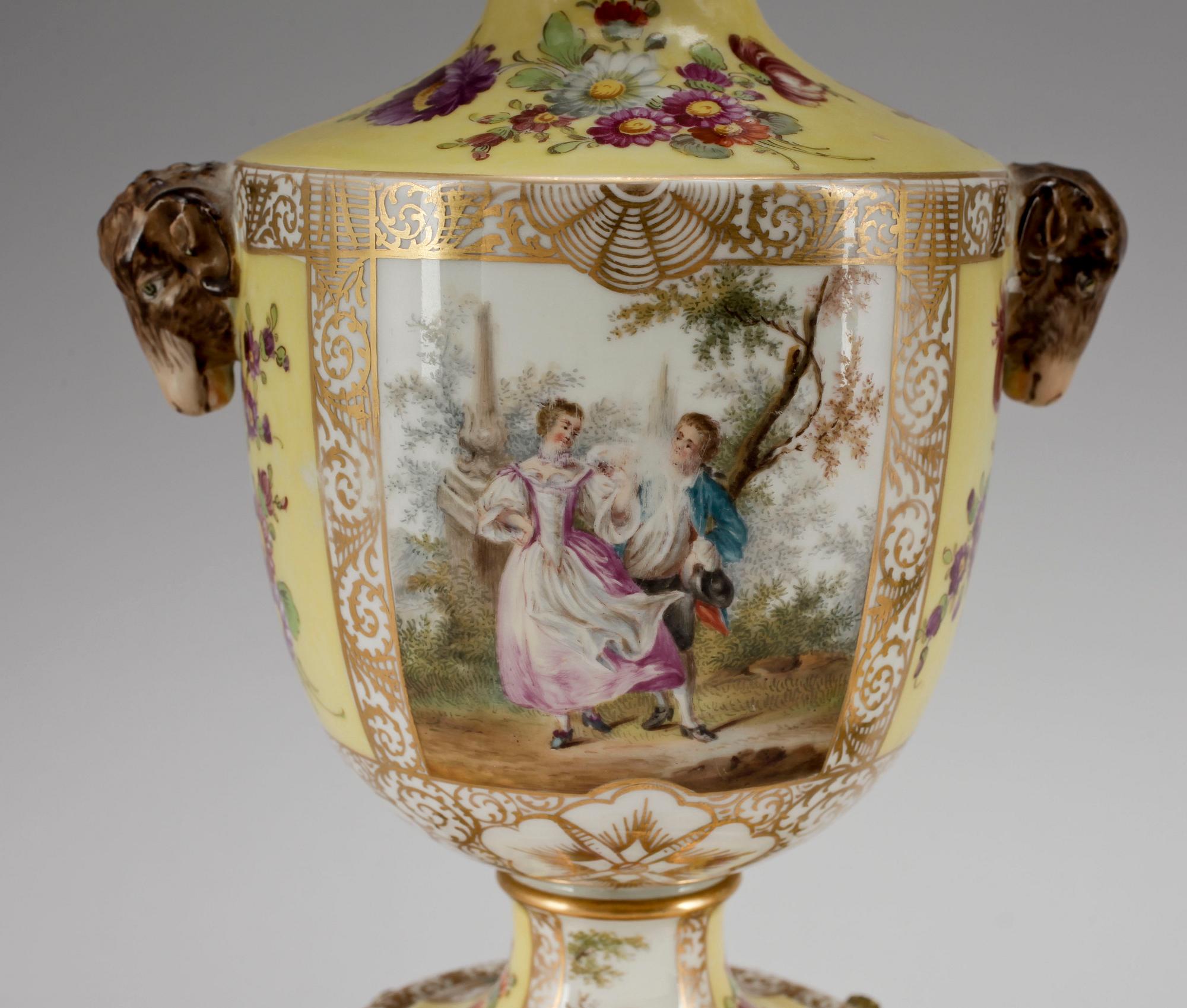 KANDELABRAR, ett par, porslin samt mässing, kungliga porslinsmanufakturen, Berlin, nyrokoko, 1800-talets andra hälft.
