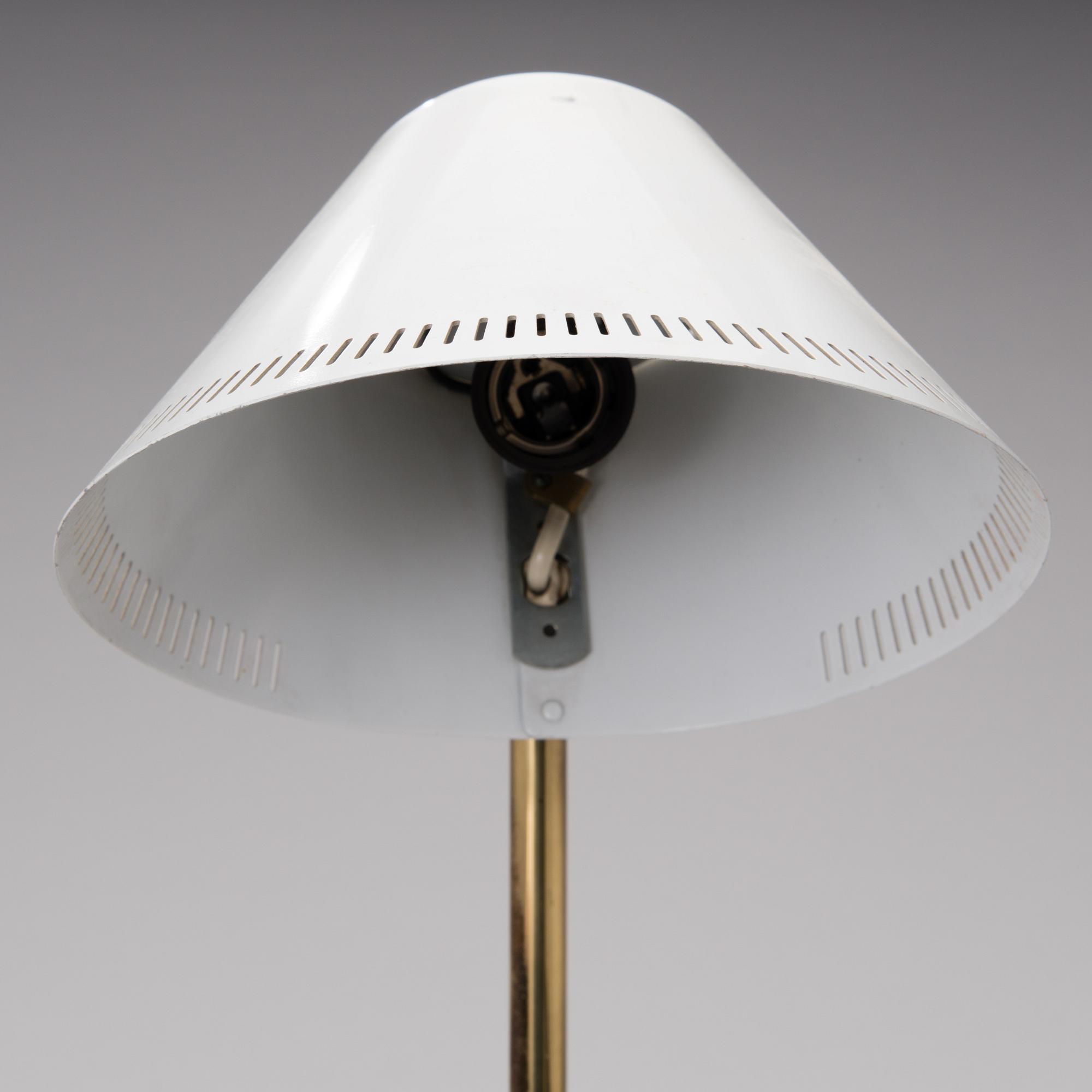 PAAVO TYNELL, BORDSLAMPA, 9227. Märkt Taito Idman VM 424.
