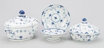 PARTI PORSLIN, 4 delar, "Musselmalet", Royal Copenhagen, 1900-tal.