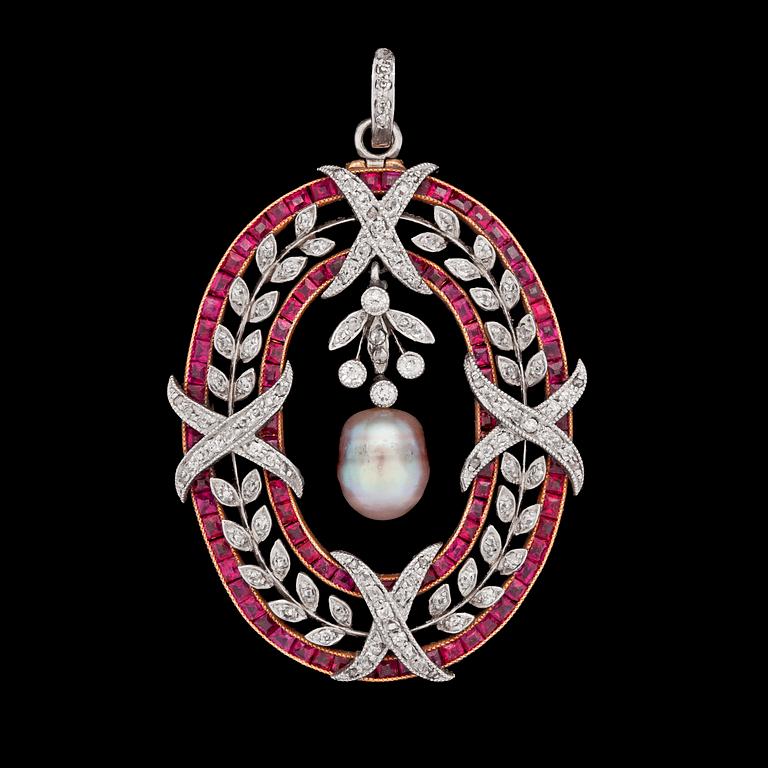 HÄNGSMYCKE/BROSCH, carréslipade rubiner med diamanter och grå naturlig pärla. Sekelskifte 1900.