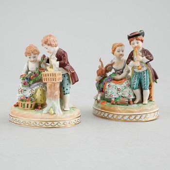 A pair of procelain figurines from Sächsische Porzellan Manufaktur in Dresden, first half of the 20th century.