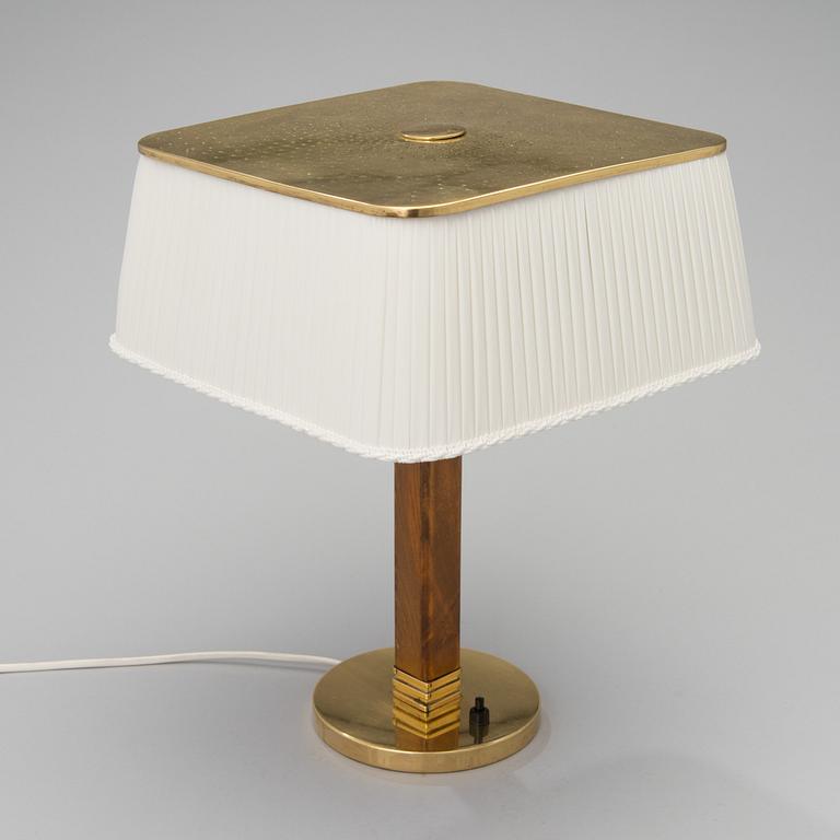 PAAVO TYNELL, A TABLE LAMP. Model 5066, manufactured by Taito Oy, 1940s.