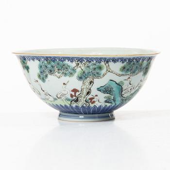 Skål, porslin. Qingdynastin med Qianlongs märke.