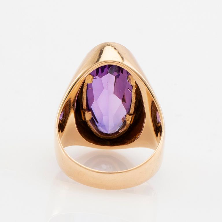 Ring 18K gold with a purple synthetic sapphire.