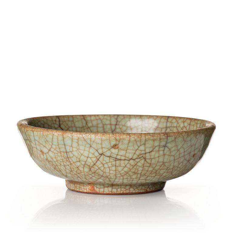 A ge-glazed bowl, Yuan/Ming dynasty.