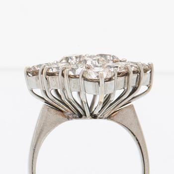 Ring 18K vitguld med runda briljantslipade diamanter.