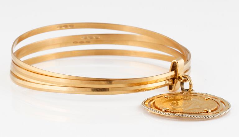 ARMRING, 18K guld med infattat mynt, Arezzo, Italien. Vikt 35,6 gram.
