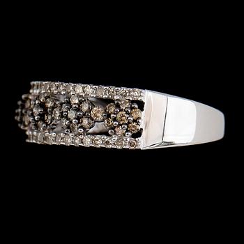 RING, 10K vitguld, diamanter tot ca 0.63 ct. Vikt ca 3 g.
