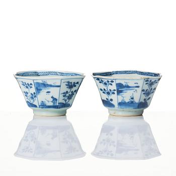 A pair of octagonal blue and white cups with stands, Qing dynasty, Kangxi (1662-1722).