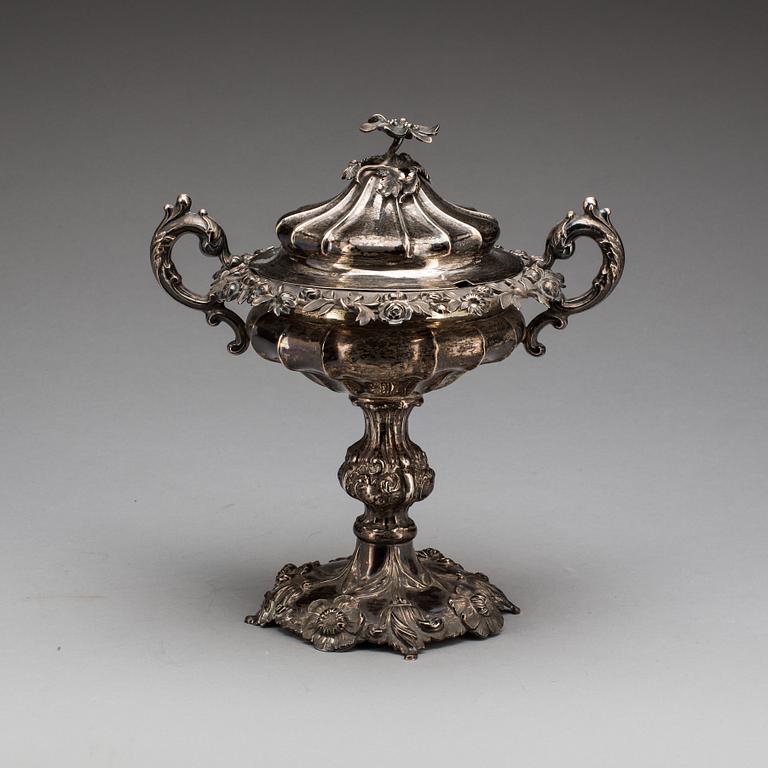 STRÖSOCKERSKÅL på FOT, silver, Gustaf Möllenborg-Féron, Stockholm, 1853. Vikt ca 950 g.