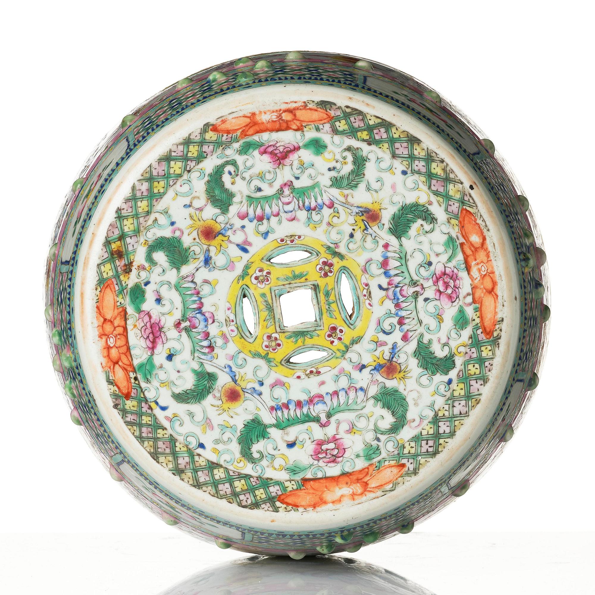 A famille rose garden seat, Qing dynasty, 19th century.