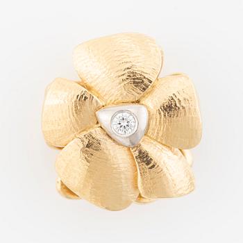 Ole Lynggaard, Charlotte Lynggaard, clasp, in the form of a flower, 18K gold and brilliant-cut diamonds.