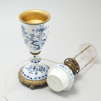 A pair of "Zwiebelmuster" lamps, made by Meissen in the first half of the 20th century.