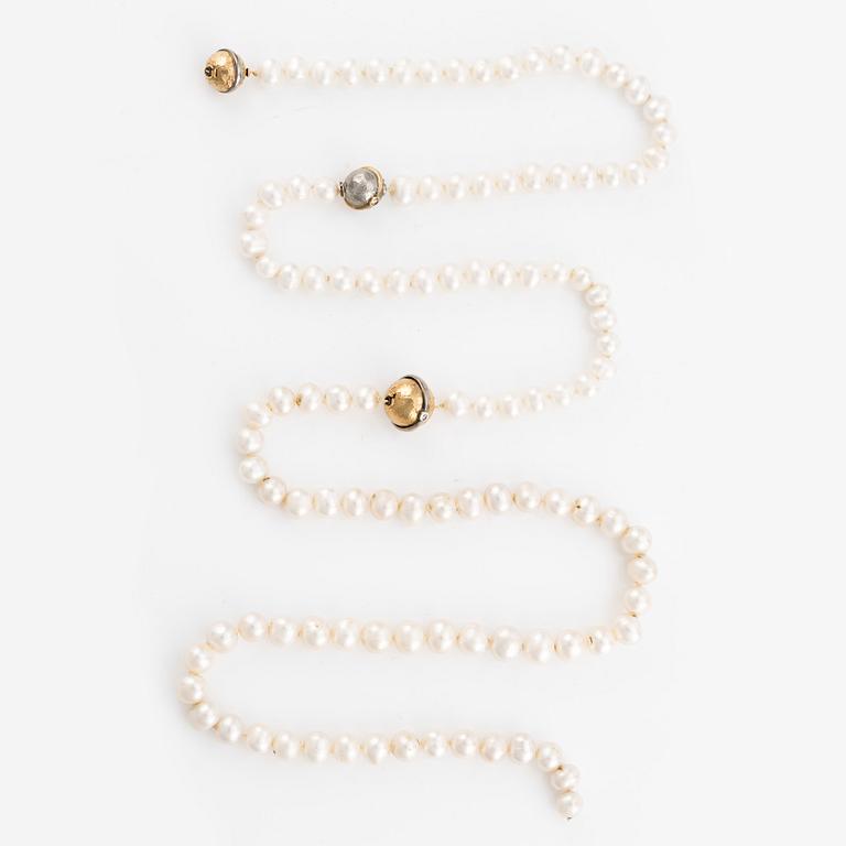 Pearl necklace, 3 pieces, cultured pearls, 3 clasps, Per Borup, 18K gold with small brilliant-cut diamonds.