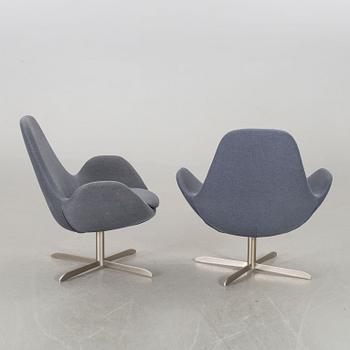 A pair of Electa svivel chairs for Calligaris 21st century.